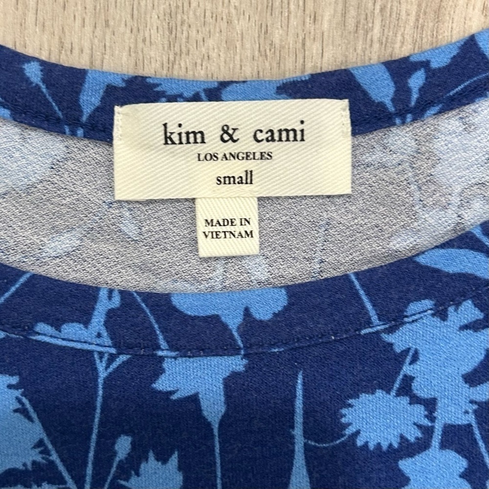 Kim & Cami Los Angeles Blue Floral Top Chiffon Flutter Short Sleeve Shirt Size S - Picture 4 of 7